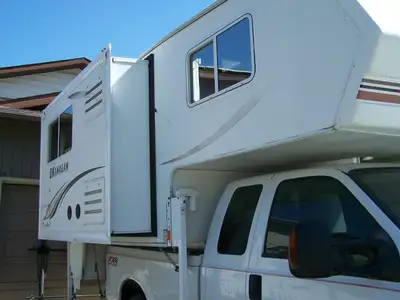 2008 OKANAGAN 96DB 2700LBS DRY, SINGLE SLIDE, ELECTRIC JACKS, FULL BATH, BASEMENT STORAGE, SOLAR PAN...