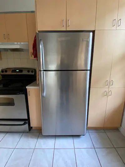 Allô, suite à un déménagement, je vends mon frigo de la marque Frigidaire pour 350$. 2ème étage. Auc...