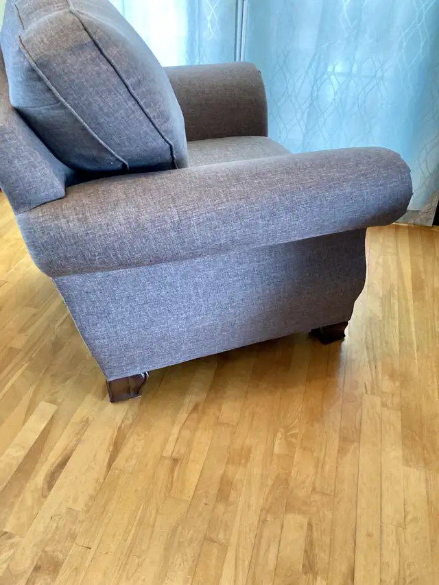 like new large quantity Canadian made chair perfect condition  in Chairs & Recliners in Charlottetown - Image 3