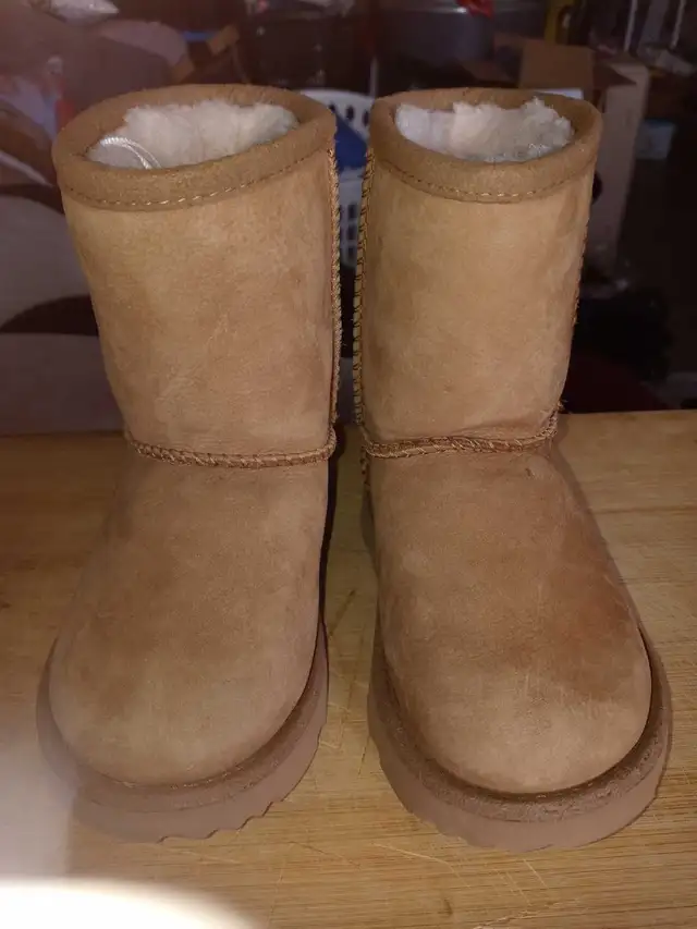 TODDLER UGG BOOTS (Sizes: 7) in Kids & Youth in City of Toronto - Image 3