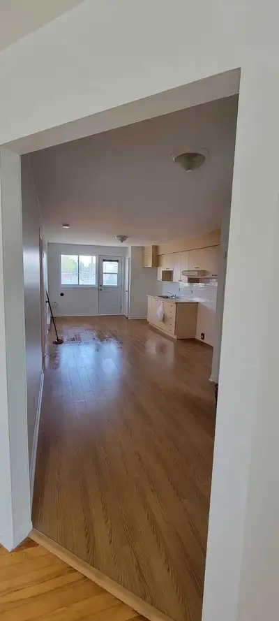 Très beau 4 1/2 , bien éclairé, fraichement repeint. Secteur tranquille, près de tous les services P...