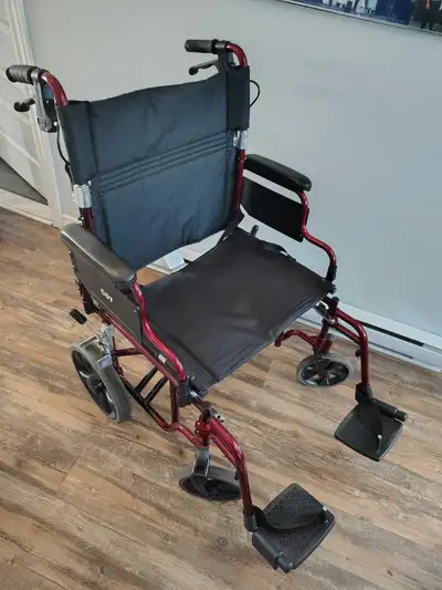 Fauteuil de transport avec dossier rabattable et appui bras escamotable. Roues arrières de 12", appu...