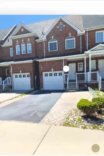 Beautiful, clean, spacious and bright townhouse. Central to everything. Plazas, schools, bus stops,...