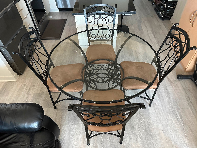 Bianca Round Glass Dining Table Set (Ashley Furniture D312225