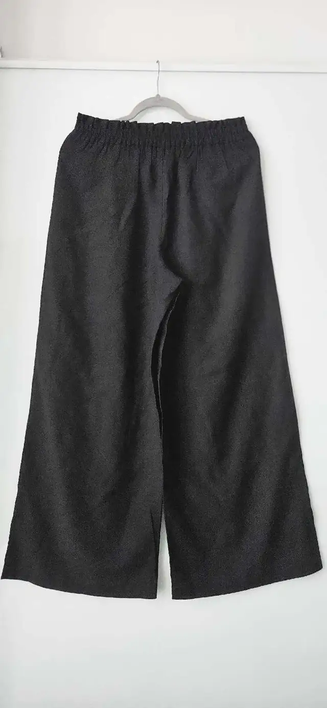 Negotiable - Beautiful Black Wide Leg Culottes Pants, Size 6 in Women's - Bottoms in City of Toronto - Image 6