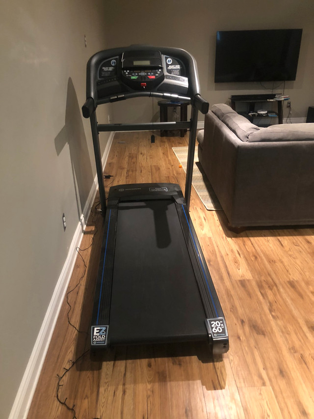 Horizon Fitness T202 04 Folding Treadmill in Exercise Equipment in Ottawa - Image 3