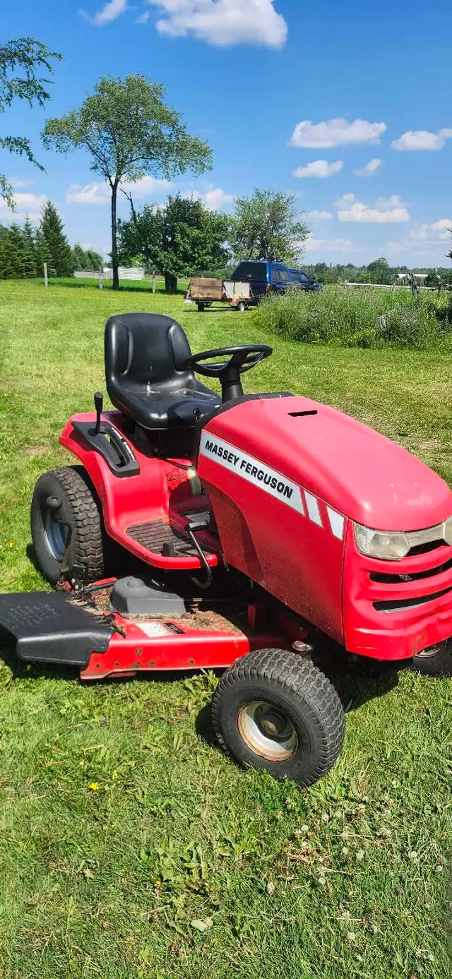 Massey ferguson lawn tractor in Lawnmowers & Leaf Blowers in Kitchener / Waterloo - Image 3