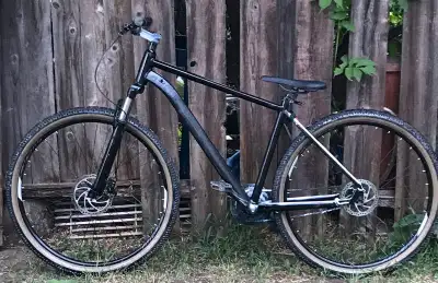 Front and rear hydraulic disc brakes 29” all-performance tires and rims Large frame size