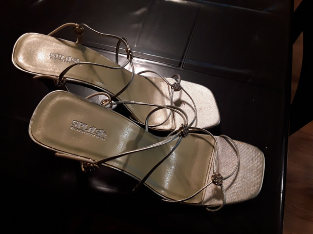 Sandales dorées, grandeur 8 $10.00 dans Femmes - Chaussures  à Ouest de l’Île