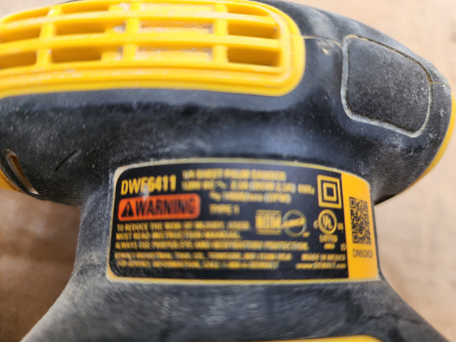 DEWALT 2.3 amp 1/4 Sheet Palm Grip SanderModel # DWE6411 in Power Tools in Windsor Region - Image 2