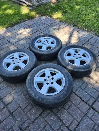 4 jantes 16'' Bolt pattern 5x114.7 (pneux gratuits) Etait installé dodge caravan
