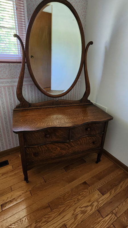 Antique Dresser | Dressers & Wardrobes | St. Catharines | Kijiji