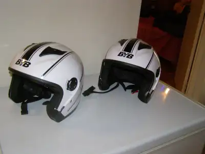 casque moto neuf $ 30,00 chaque tel 450-681-9341. 2-blanc- 1-Rose 1-Gris pale taille 20`` 23`` pouce...