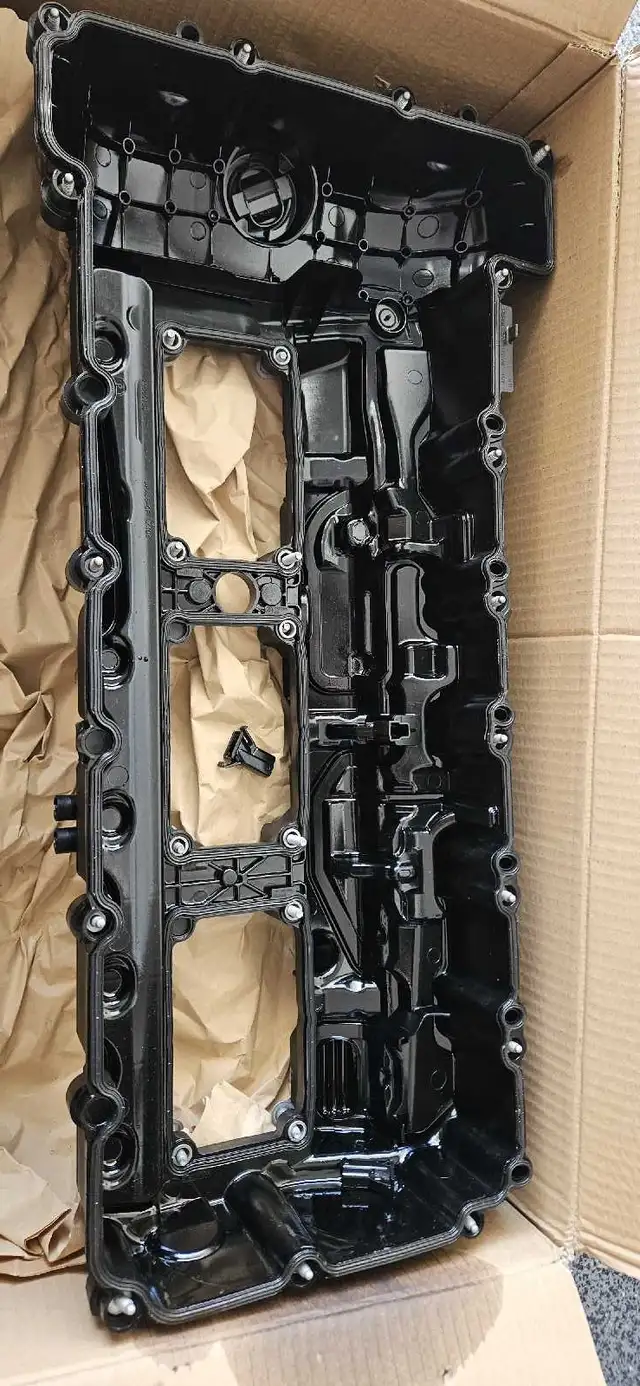 BMW OEM N55 Valve Cover in Engine & Engine Parts in Mississauga / Peel Region - Image 4