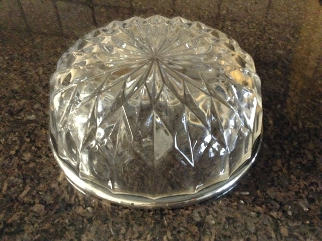Vintage beautiful heavy crystal bowl with silver crafted rim in Arts & Collectibles in Oshawa / Durham Region - Image 4