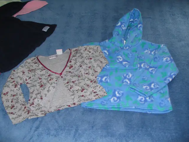 size 6 girl's 4 pieces for $17 in Kids & Youth in Oshawa / Durham Region - Image 4