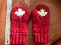 2010 VANCOUVER OLYMPIC GAMES HBC MAPLE LEAF MITTS- ADULT S- USED