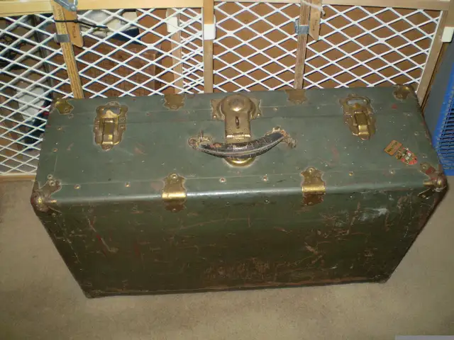 R.C.A.F. TRUNK/SUITCASE .64961227858690122