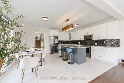 Furnished 4 Bedrooms 2.5 bathrooms in great neighborhood