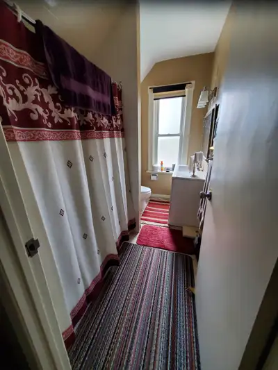 Upper floor unit separate entrance, 1 bedroom plus big den that could be another bedroom, big living...