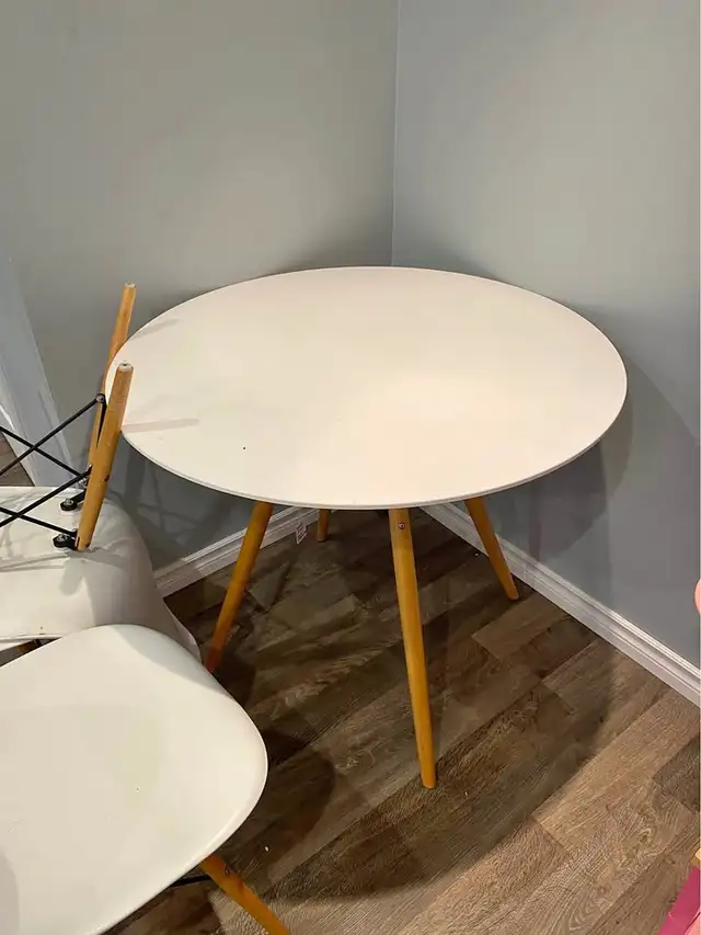 36" White top Wooden legs Dining Table in Dining Tables & Sets in City of Toronto - Image 3