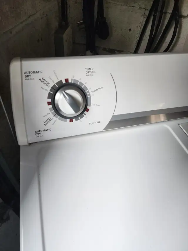 White clothes Dryer Electric Whirlpool large in Washers & Dryers in Oakville / Halton Region - Image 3