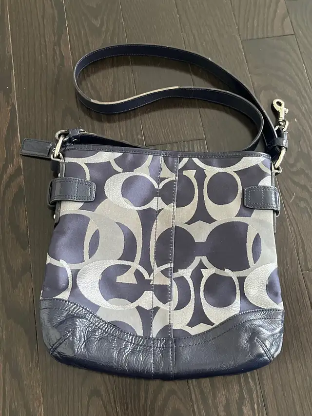 Coach Vintage Navy blue Shoulder and crossbody Bag in Women's - Bags & Wallets in Mississauga / Peel Region - Image 6