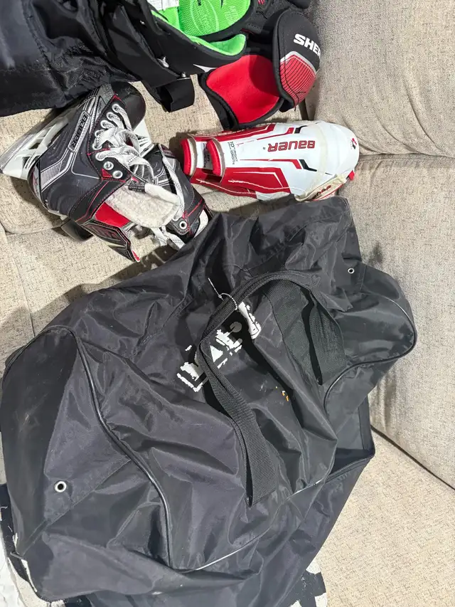 Kids hockey set ages 4-6 approx sold as a lot  in Golf in Guelph - Image 3