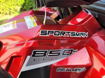 Polaris Sportsman SP Touring 850 2015. 5143km. En bon état, tout fonctionne bien. Poignées et pouce...