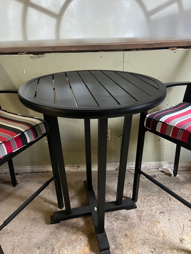 High Round Table and Chairs in Patio & Garden Furniture in Markham / York Region - Image 3