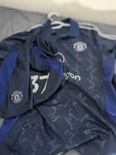 Manchester United Jersey, Mainoo #37 Excellent condition! Brand New. Includes shorts. Prices negotia...