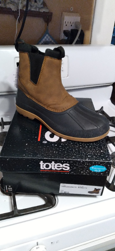 TOTES MEN'S SLIP ON COMFORTABLE WINTER BOOTS, NEW IN BOXES in Men's Shoes in Sarnia - Image 2