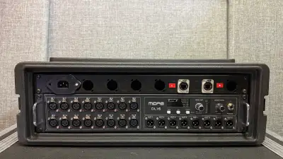 Stage et studio ready. Inclus un case SKB Roto 3U Shallow. Branchement avant avec panneau 1U custom...