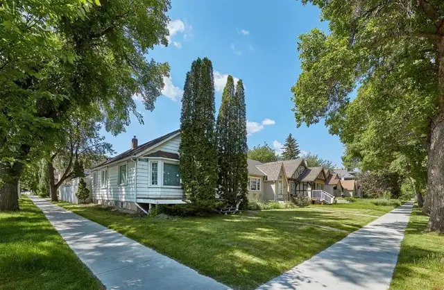Garneau 2-Bed Main Floor — Walk to U of A + Utility Included