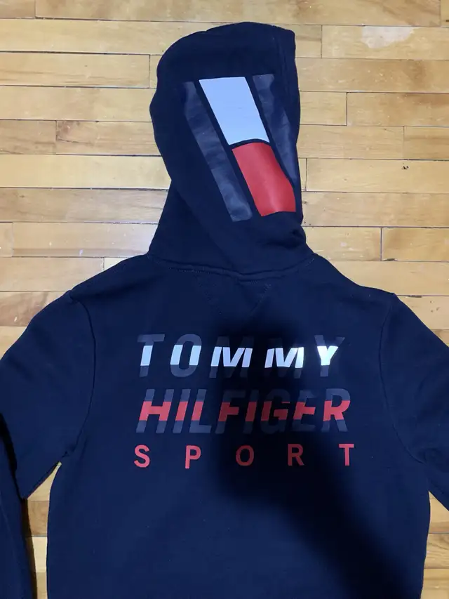Tommy Hilfiger hoodie ( size small) in Men's in Oshawa / Durham Region - Image 8