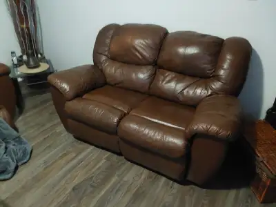 Causeuse 2 place en simili cuir inclinable a seulement $100 et aussi sofa les 2 pour $100 Maison non...