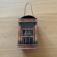 Small rectangular gas lantern / Lanterne au gaz cuivrée