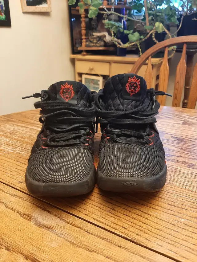 Basketball shoes size 9 in Kids & Youth in Whitehorse - Image 3