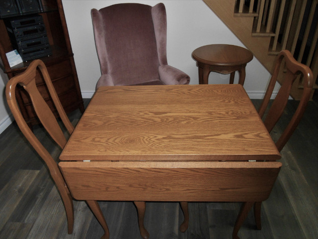 Table en chêne massif + 2 chaises + table d'appoint ronde dans Mobilier de salle à manger et cuisine  à Lanaudière - Image 3