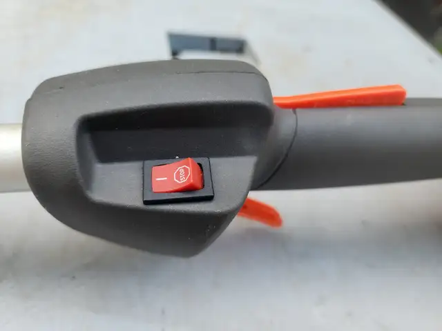 Husqvarna 122C Weedwacker Trimmer, 16" Gasoline, 0.8 HP in Outdoor Tools & Storage in Windsor Region - Image 4