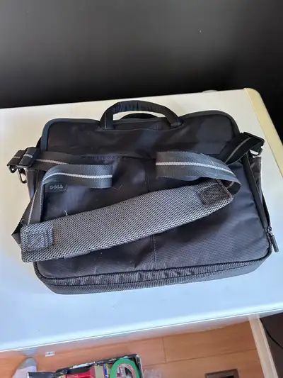 This pre-owned Dell laptop bag provides a sturdy and professional solution for transporting your por...