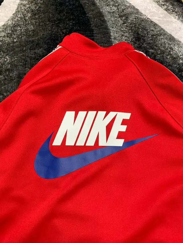 Nike Sweater Zip Up in Men's in Mississauga / Peel Region - Image 4