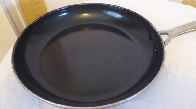 BLUE DIAMONOND 11-Inch Nonstick Stir Fry Pan in Kitchen & Dining Wares in Calgary - Image 2