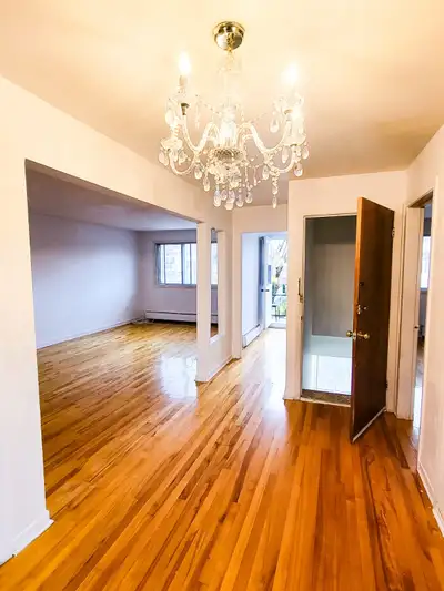 Superbe logement 5 1/2 lumineux, situé à l’étage supérieur d’un duplex bien entretenu, dans un quart...