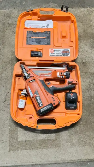 30 degree nailer - 2 batteries - CF325Li - Damaged Latch on Case (see photos)