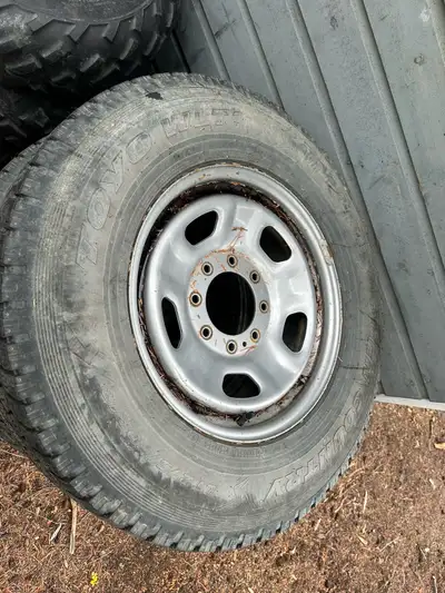 275/70R18 8x170 Came off a 2020 f350. 75 Percent tread toyo WLT1 awesome tires just don’t fit my new...