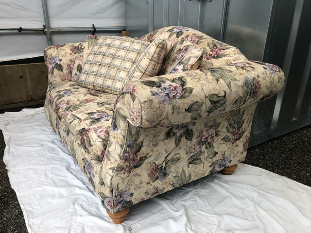 Custom floral print cloth love seat with cushions in Couches & Futons in Kelowna - Image 2