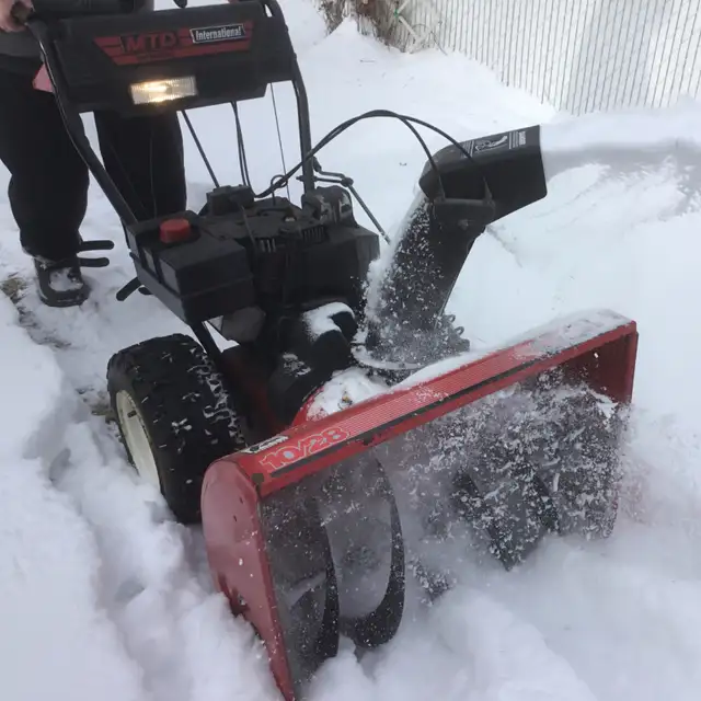 Souffleuse en excellent état - Snowblower in top shape in Snowblowers in Laval / North Shore - Image 3