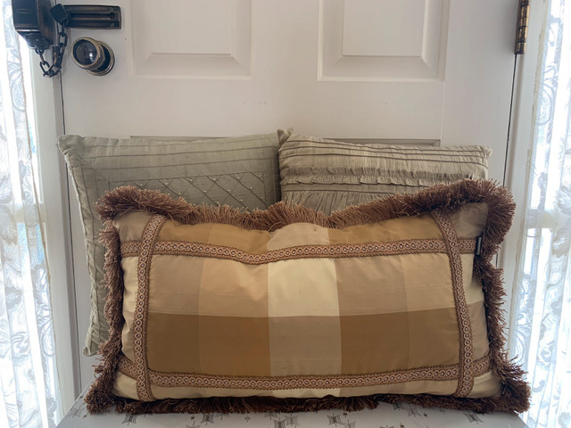 Silk decorative pillows in Home Décor & Accents in Markham / York Region