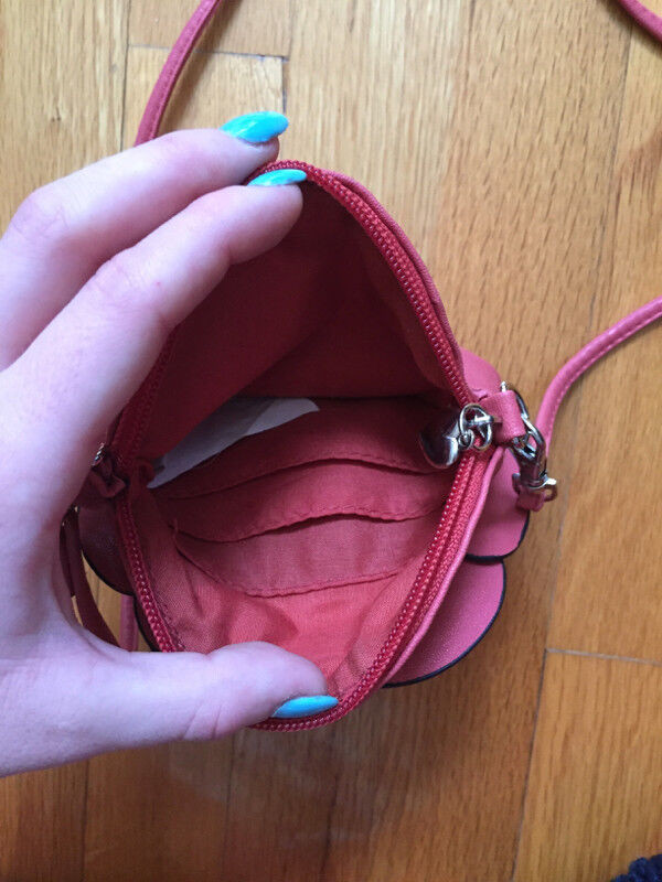 Petit sac en bandoulière rose qui devient un mini portefeuille dans Femmes - Sacs et portefeuilles  à Laval/Rive Nord - Image 2